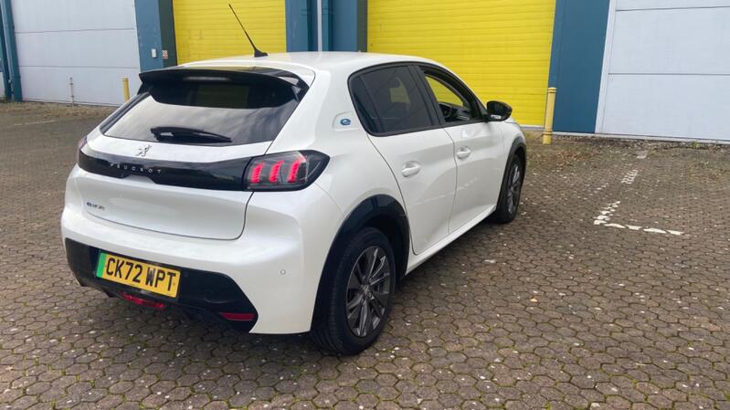 PEUGEOT E-208