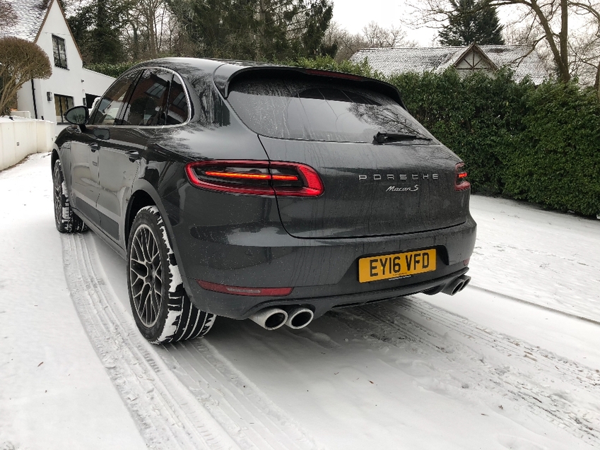 PORSCHE MACAN