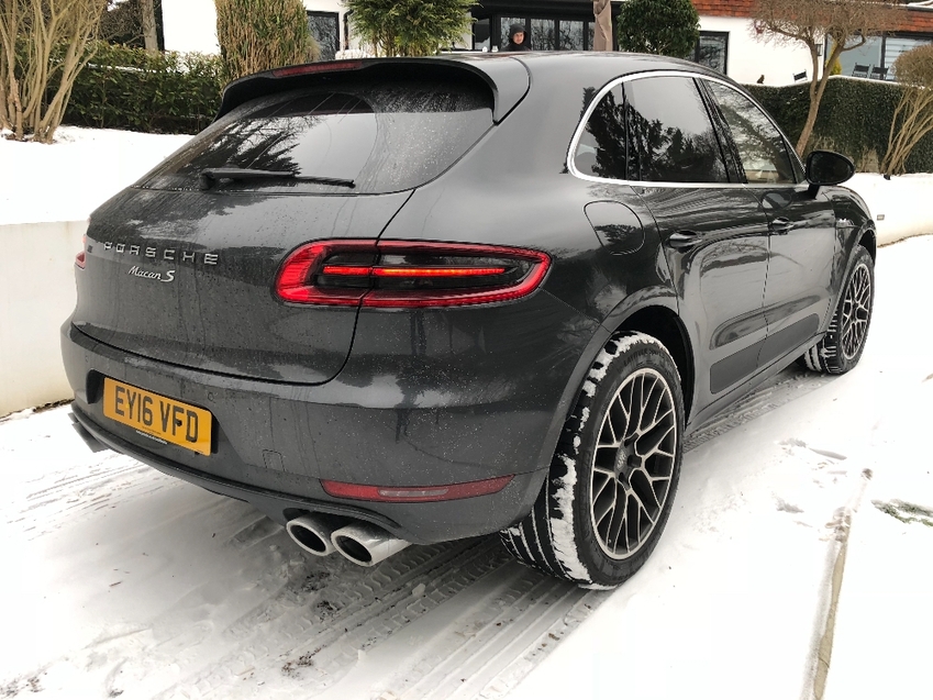 PORSCHE MACAN