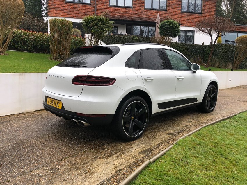 PORSCHE MACAN