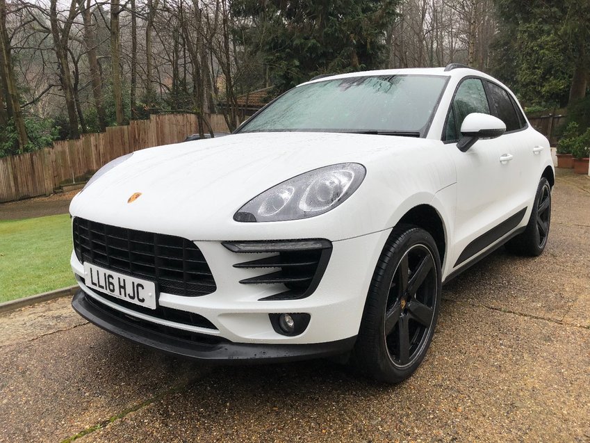 PORSCHE MACAN