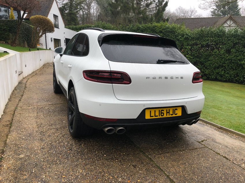 PORSCHE MACAN