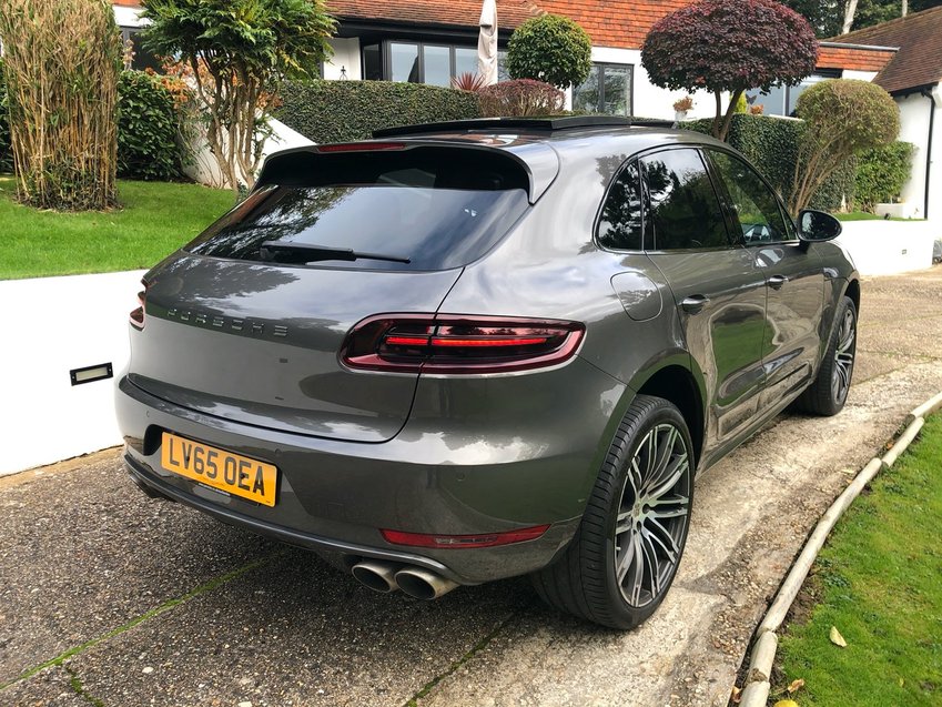 PORSCHE MACAN