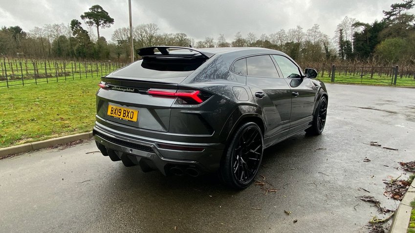 LAMBORGHINI URUS