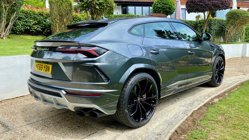 LAMBORGHINI URUS